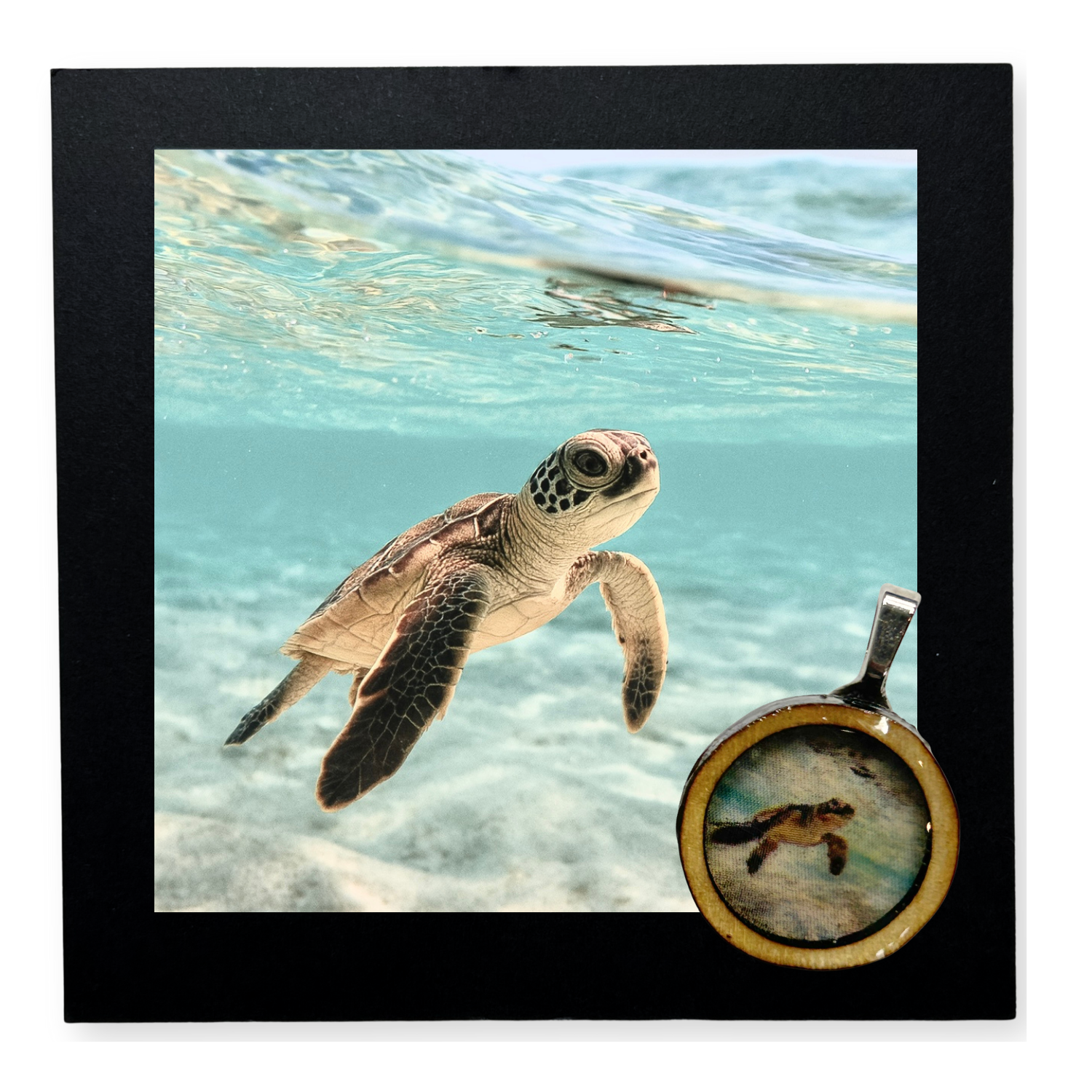 Handgemachter Holzanhänger mit Baby Meeresschildkröten und Meer-Motiv in Resin gegossen. Unperfekt und alles selbst gemacht, mit handgefertigter Karte mit Spruch "Go with the flow". Der Anhänger ist auf der Karte aufgeklebt und kann leicht abgelöst werden. Dazu gibt es zwei Bänder zum selber knoten, je 50cm lang. 