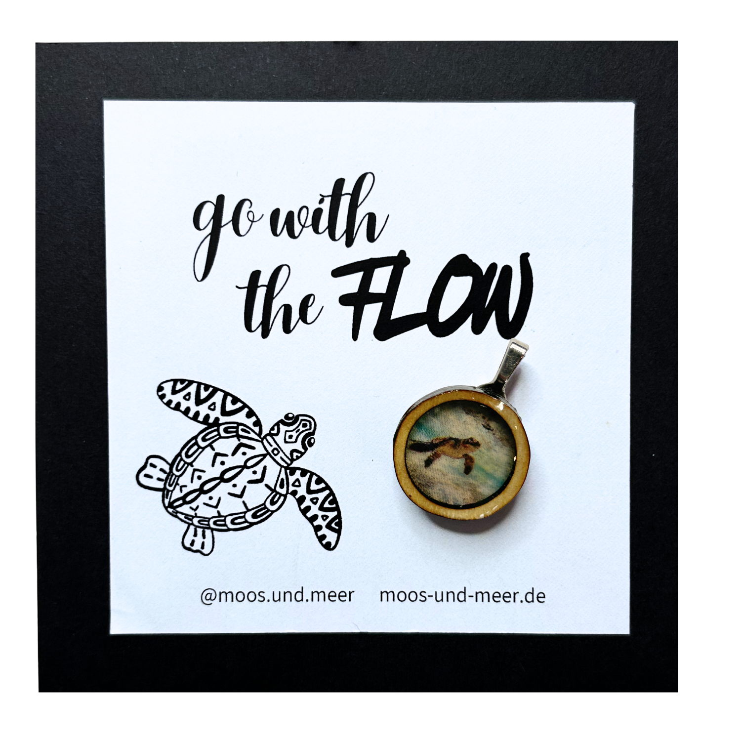 Handgemachter Holzanhänger mit Baby Meeresschildkröten und Meer-Motiv in Resin gegossen. Unperfekt und alles selbst gemacht, mit handgefertigter Karte mit Spruch "Go with the flow". Der Anhänger ist auf der Karte aufgeklebt und kann leicht abgelöst werden. Dazu gibt es zwei Bänder zum selber knoten, je 50cm lang. 