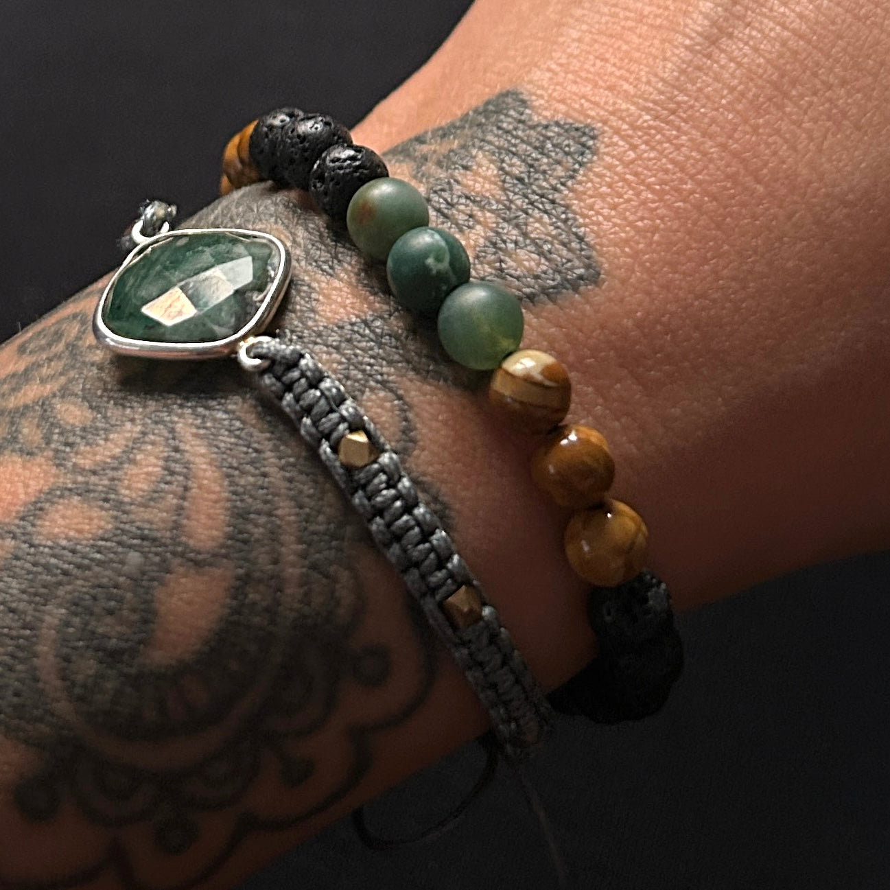 Edelsteinarmbänder von Moos und Meer. Das Armband auf dem Bild enthält Moosachat, versteinertes Holz sowie Lava Perlen. 