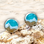 Ohrstecker in Silber. Mit Epoxidharz wurde ein Meer (türkis mit weißen Wellen) hinein gegossen. Der Strand besteht aus echtem Sand aus Tarifa. 