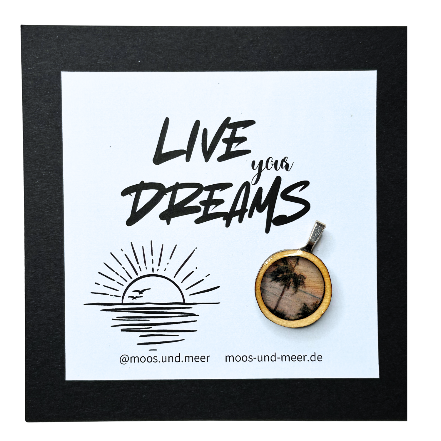 Handgemachter Holzanhänger mit Palmen, Meer und Sonnenuntergangs-Motiv in Resin gegossen. Unperfekt und alles selbst gemacht, mit handgefertigter Karte mit Spruch "Live your dreams". Der Anhänger ist auf der Karte aufgeklebt und kann leicht abgelöst werden. Dazu gibt es zwei Bänder zum selber knoten, je 50cm lang. 