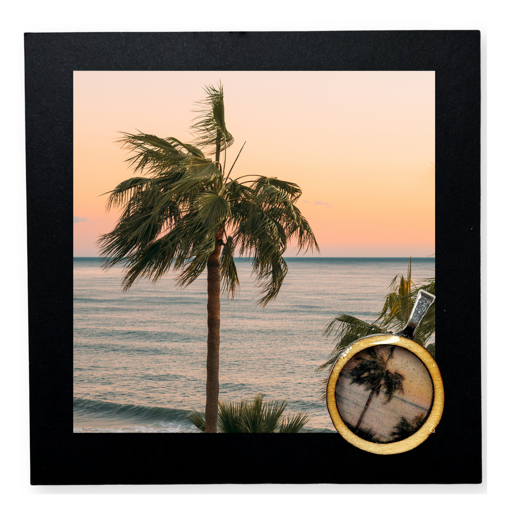 Handgemachter Holzanhänger mit Palmen, Meer und Sonnenuntergangs-Motiv in Resin gegossen. Unperfekt und alles selbst gemacht, mit handgefertigter Karte mit Spruch "Live your dreams". Der Anhänger ist auf der Karte aufgeklebt und kann leicht abgelöst werden. Dazu gibt es zwei Bänder zum selber knoten, je 50cm lang. 