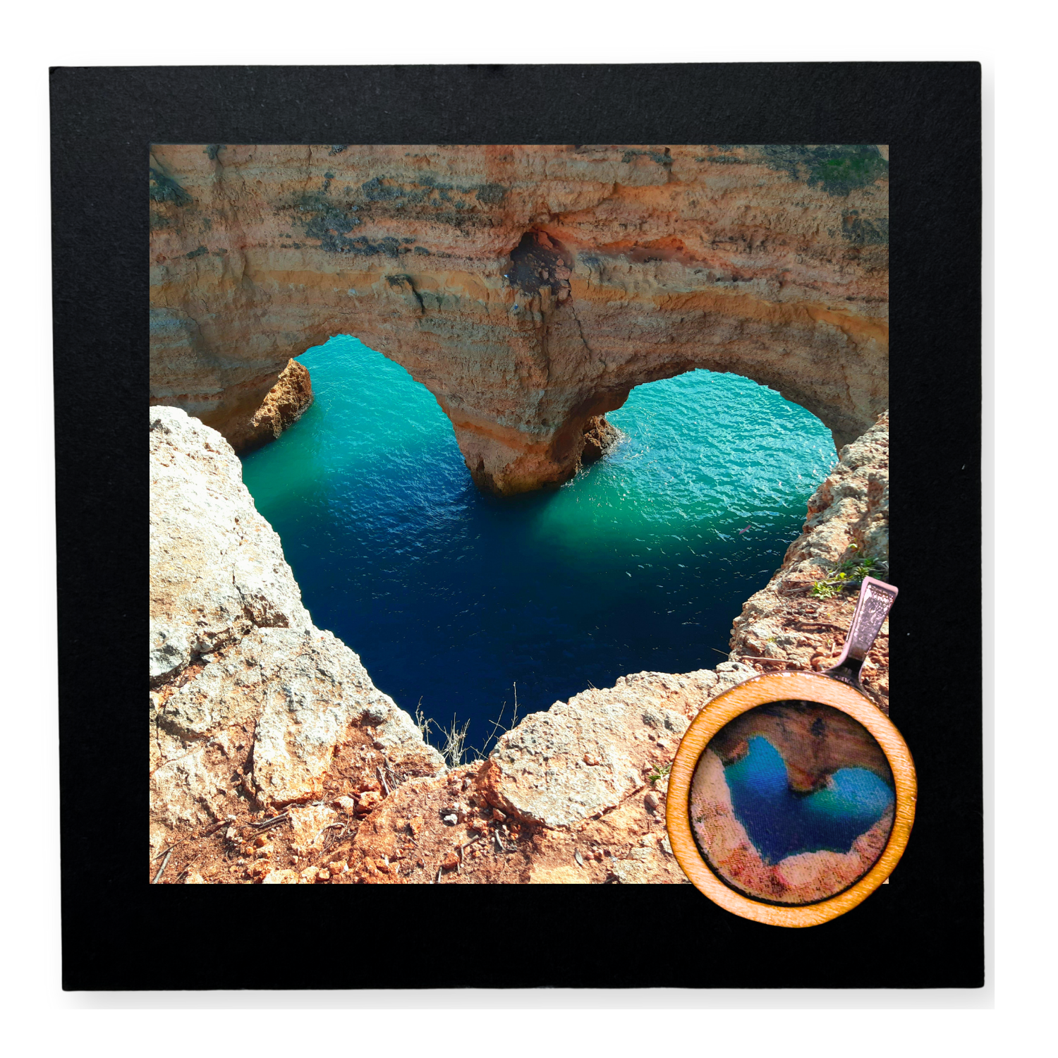 Handgemachter Holzanhänger mit Portugal Algarve-Motiv in Resin gegossen. Unperfekt und alles selbst gemacht, mit handgefertigter Karte mit Spruch "Sea you soon". Der Anhänger ist auf der Karte aufgeklebt und kann leicht abgelöst werden. Dazu gibt es zwei Bänder zum selber knoten, je 50cm lang. 