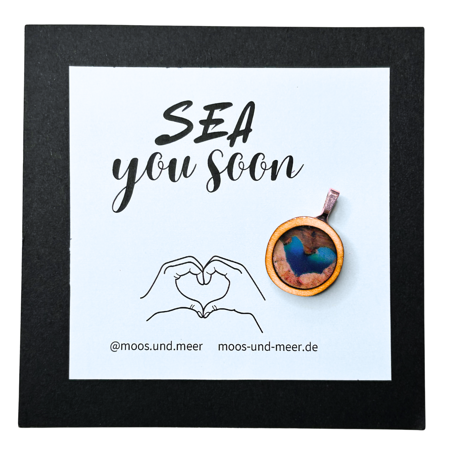 Handgemachter Holzanhänger mit Portugal Algarve-Motiv in Resin gegossen. Unperfekt und alles selbst gemacht, mit handgefertigter Karte mit Spruch "Sea you soon". Der Anhänger ist auf der Karte aufgeklebt und kann leicht abgelöst werden. Dazu gibt es zwei Bänder zum selber knoten, je 50cm lang. 