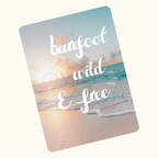 Postkarte "Barefoot, wild and free" - für alle Menschen, die es lieben, barfuß über warmen Sand zu laufen und die Füße in die kühle Brandung zu halten. 