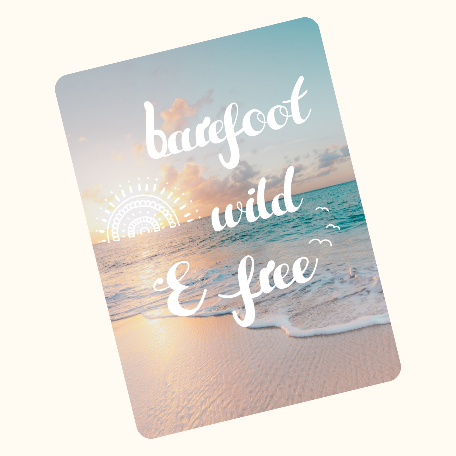 Postkarte "Barefoot, wild and free" - für alle Menschen, die es lieben, barfuß über warmen Sand zu laufen und die Füße in die kühle Brandung zu halten. 