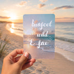 Postkarte "Barefoot, wild and free" - für alle Menschen, die es lieben, barfuß über warmen Sand zu laufen und die Füße in die kühle Brandung zu halten. 