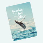 Die Postkarte "Go where you feel most alive" - soll uns daran erinnern, lebendig zu sein und das Leben zu genießen. Motiv: Ein Wal, der voller Freude aus dem Wasser springt.