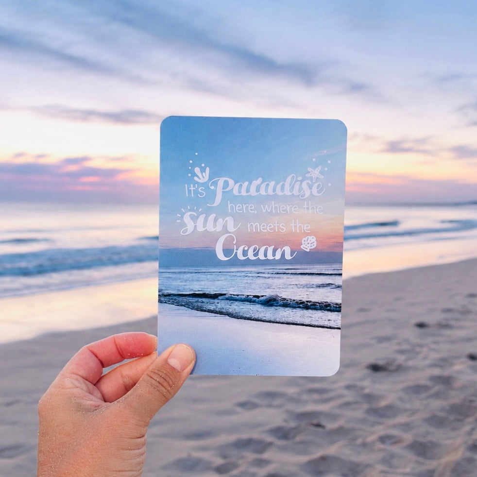 Postkarte: It´s paradise here, where the sun meets the Ocean."