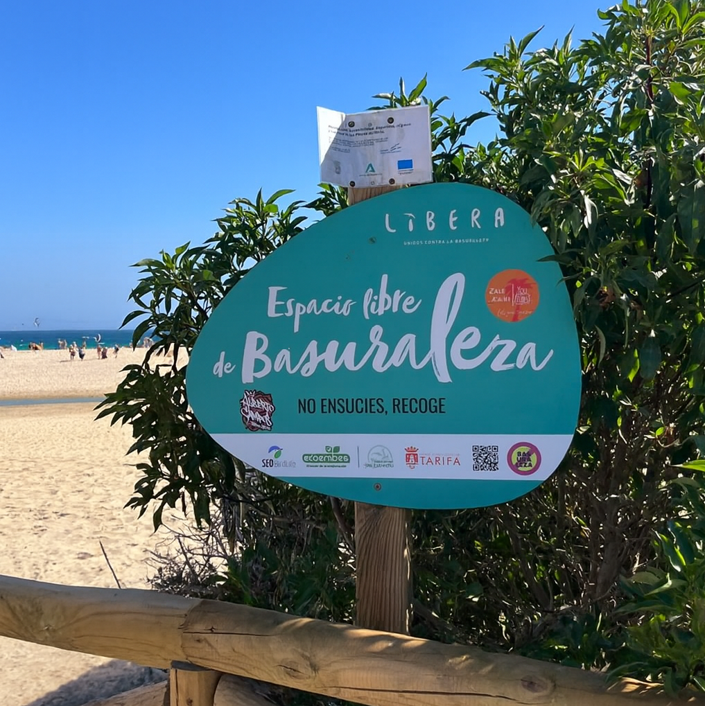 Schild vom Strand an der Punta Paloma Tarifa. 