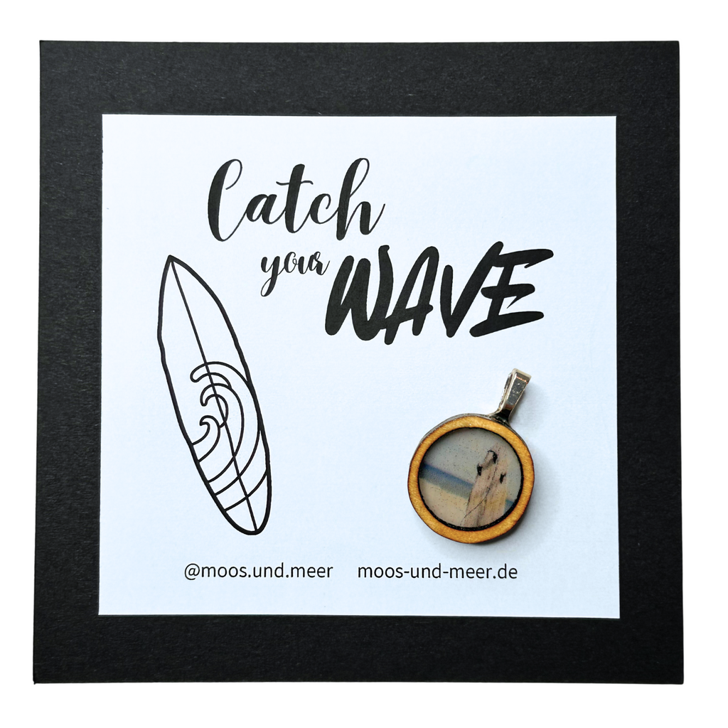 Handgemachter Holzanhänger mit Surfbrett-Motiv in Resin gegossen. Unperfekt und alles selbst gemacht, mit handgefertigter Karte mit Spruch "Catch your Wave". Der Anhänger ist auf der Karte aufgeklebt und kann leicht abgelöst werden. Dazu gibt es zwei Bänder zum selber knoten, je 50cm lang. 
