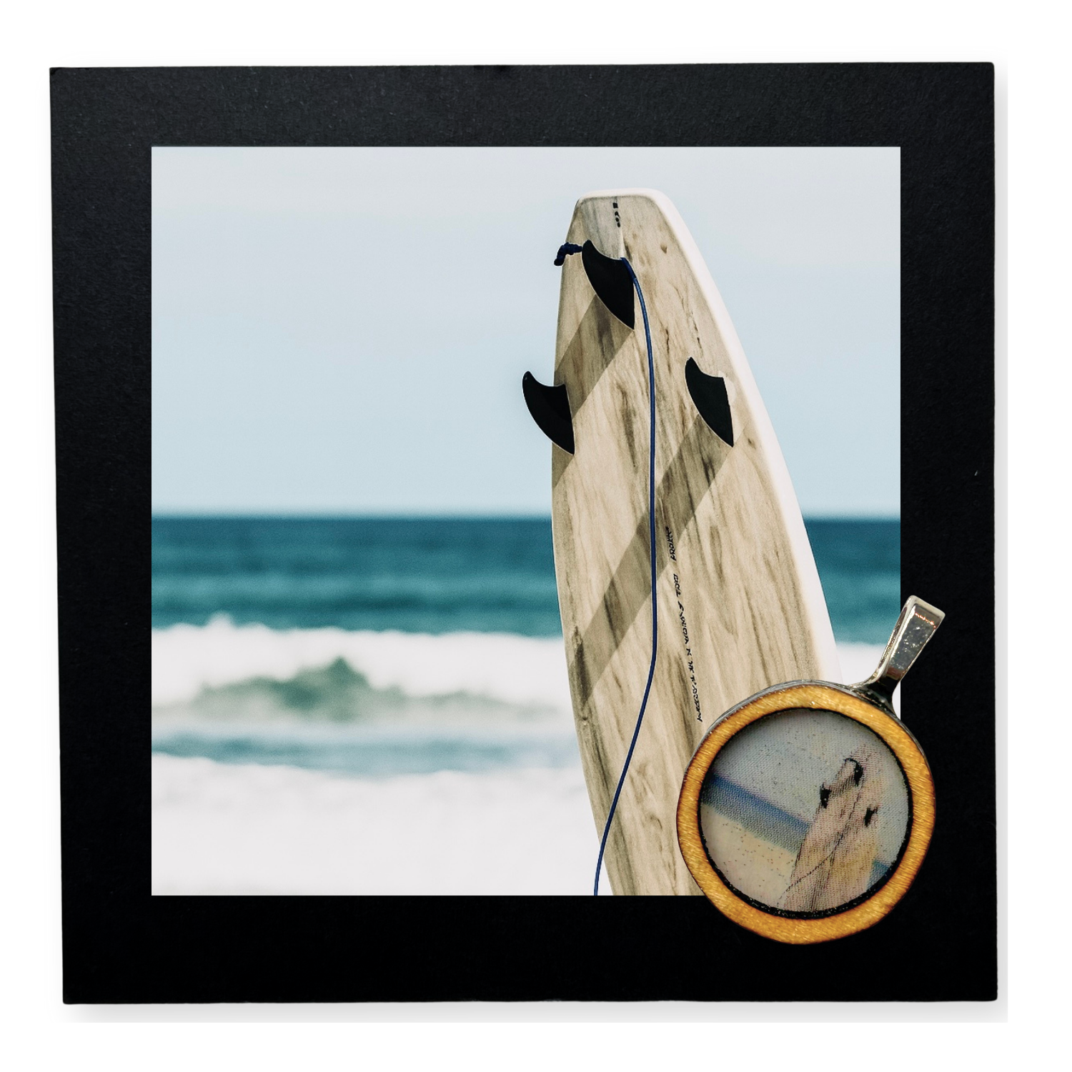 Handgemachter Holzanhänger mit Surfbrett-Motiv in Resin gegossen. Unperfekt und alles selbst gemacht, mit handgefertigter Karte mit Spruch "Catch your Wave". Der Anhänger ist auf der Karte aufgeklebt und kann leicht abgelöst werden. Dazu gibt es zwei Bänder zum selber knoten, je 50cm lang. 