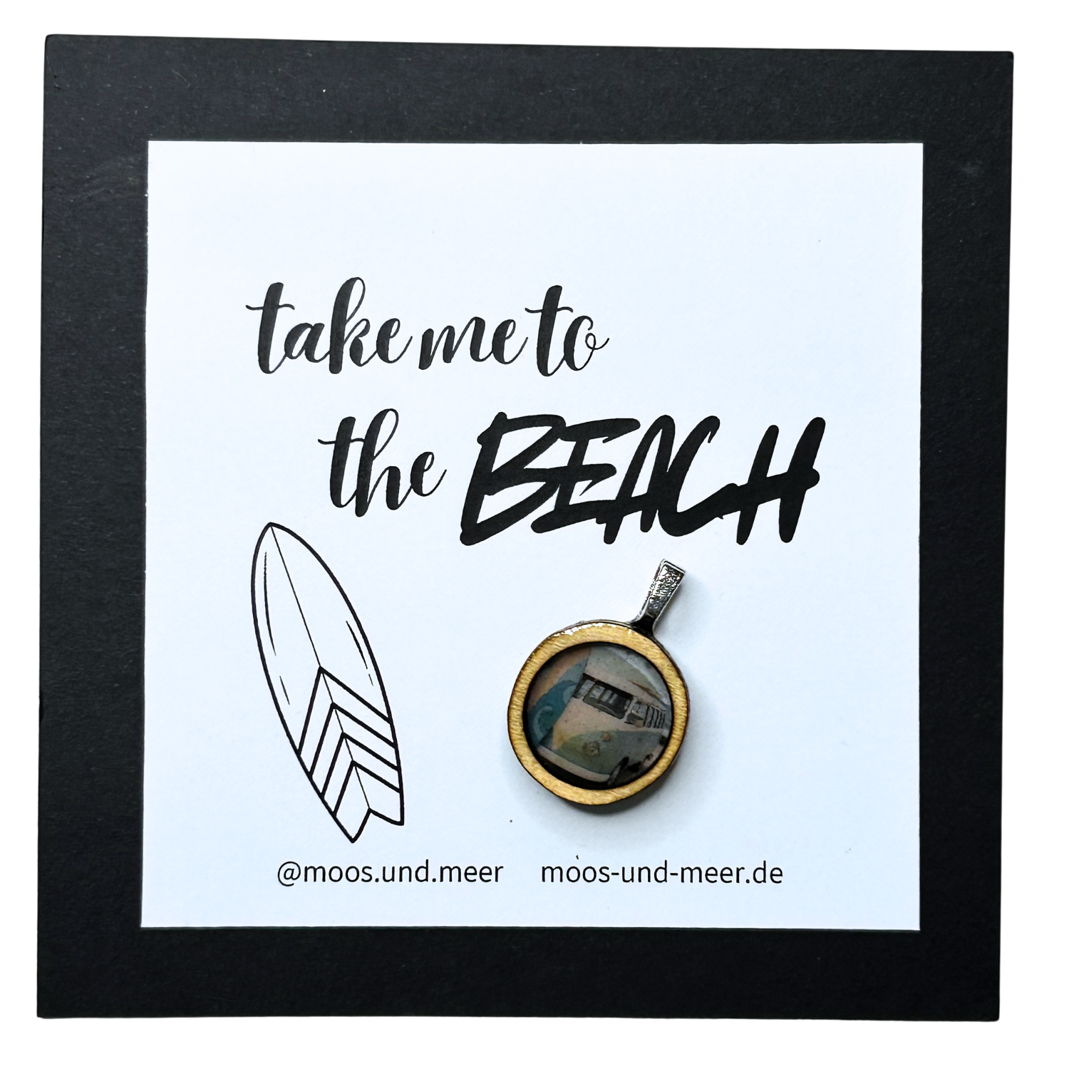 Handgemachter Holzanhänger mit Strand, Van (Bulli) und Surfbrett-Motiv in Resin gegossen. Unperfekt und alles selbst gemacht, mit handgefertigter Karte mit Spruch "Take me to the beach". Der Anhänger ist auf der Karte aufgeklebt und kann leicht abgelöst werden. Dazu gibt es zwei Bänder zum selber knoten, je 50cm lang. 