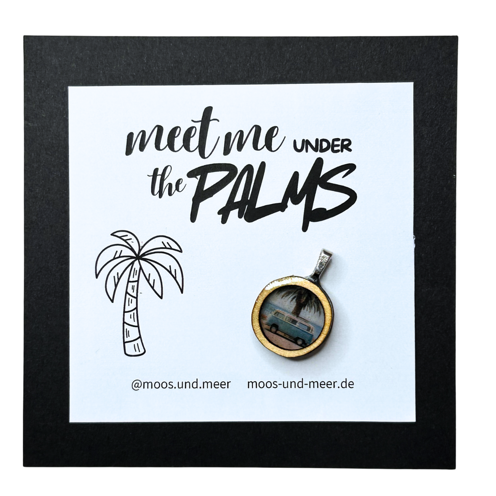 Handgemachter Holzanhänger mit BulliVan und Palmen-Motiv in Resin gegossen. Unperfekt und alles selbst gemacht, mit handgefertigter Karte mit Spruch "Meet me under the palms". Der Anhänger ist auf der Karte aufgeklebt und kann leicht abgelöst werden. Dazu gibt es zwei Bänder zum selber knoten, je 50cm lang. 