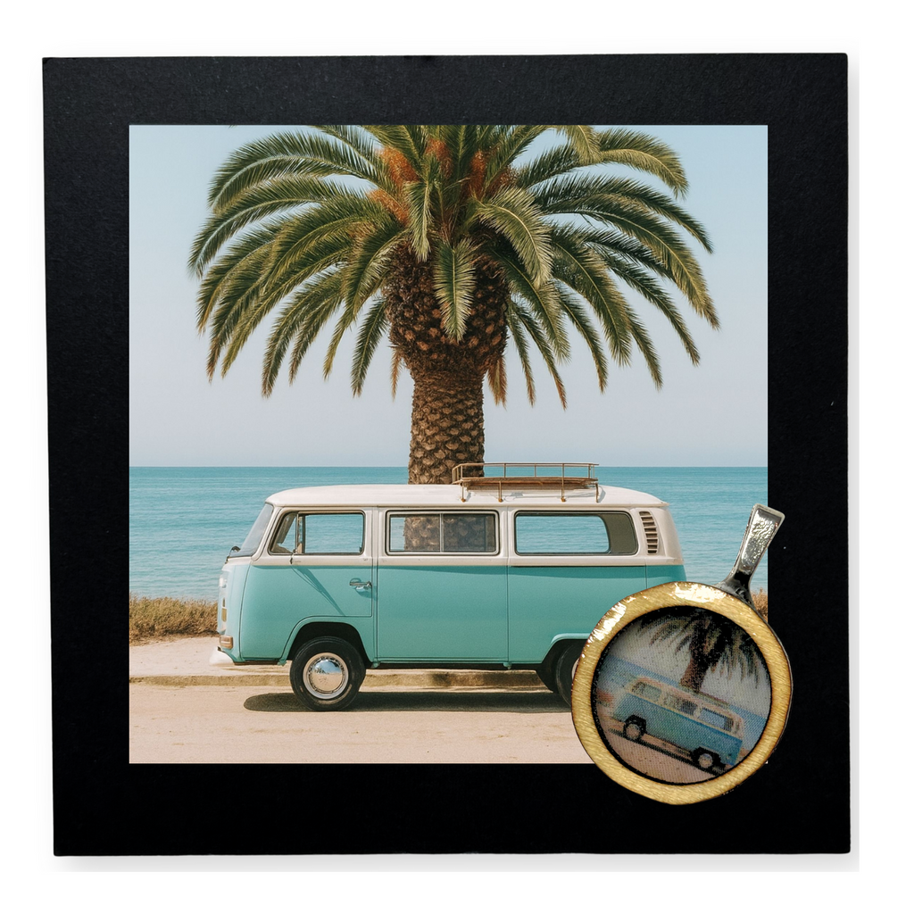 Handgemachter Holzanhänger mit BulliVan und Palmen-Motiv in Resin gegossen. Unperfekt und alles selbst gemacht, mit handgefertigter Karte mit Spruch "Meet me under the palms". Der Anhänger ist auf der Karte aufgeklebt und kann leicht abgelöst werden. Dazu gibt es zwei Bänder zum selber knoten, je 50cm lang. 