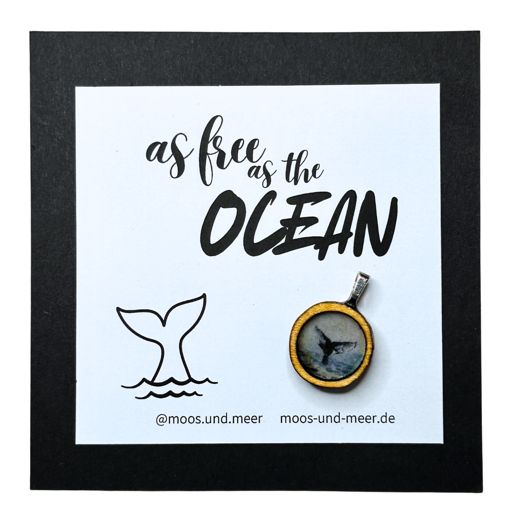 Handgemachter Holzanhänger mit Wal/ Walflossen-Motiv in Resin gegossen. Unperfekt und alles selbst gemacht, mit handgefertigter Karte mit Spruch "As free as the ocean". Der Anhänger ist auf der Karte aufgeklebt und kann leicht abgelöst werden. Dazu gibt es zwei Bänder zum selber knoten, je 50cm lang. 