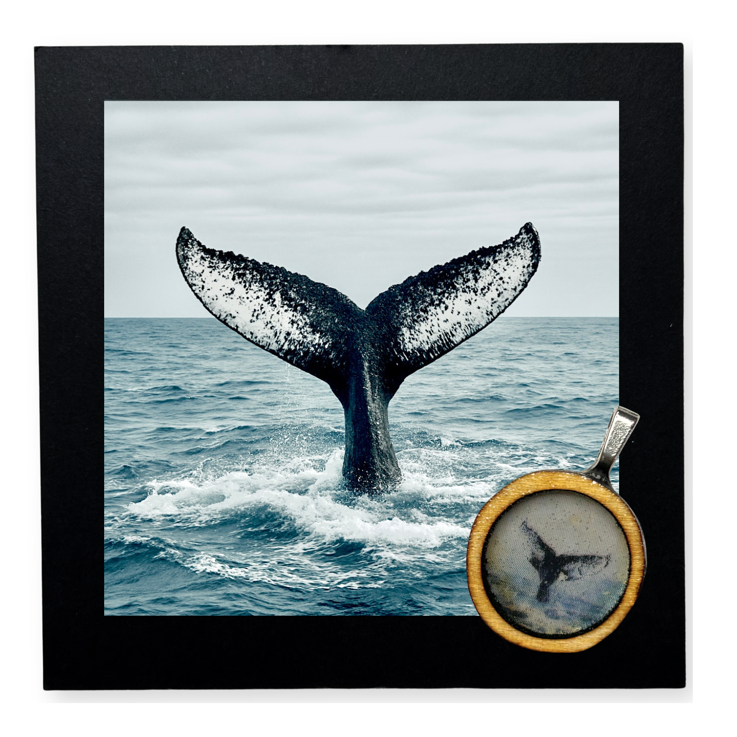 Handgemachter Holzanhänger mit Wal/ Walflossen-Motiv in Resin gegossen. Unperfekt und alles selbst gemacht, mit handgefertigter Karte mit Spruch "As free as the ocean". Der Anhänger ist auf der Karte aufgeklebt und kann leicht abgelöst werden. Dazu gibt es zwei Bänder zum selber knoten, je 50cm lang. 