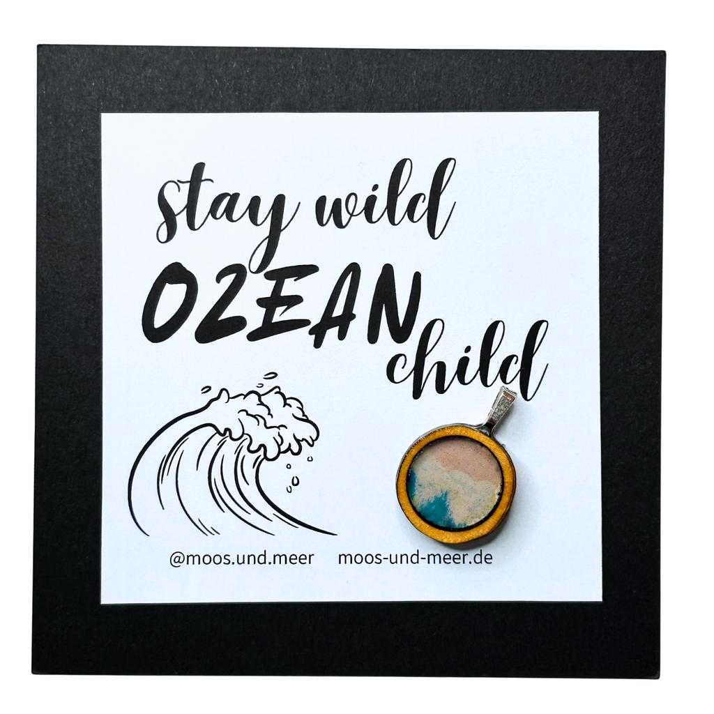 Handgemachter Holzanhänger mit Meer und Wellen-Motiv in Resin gegossen. Unperfekt und alles selbst gemacht, mit handgefertigter Karte mit Spruch "Stay wild, ocean child". Der Anhänger ist auf der Karte aufgeklebt und kann leicht abgelöst werden. Dazu gibt es zwei Bänder zum selber knoten, je 50cm lang. 