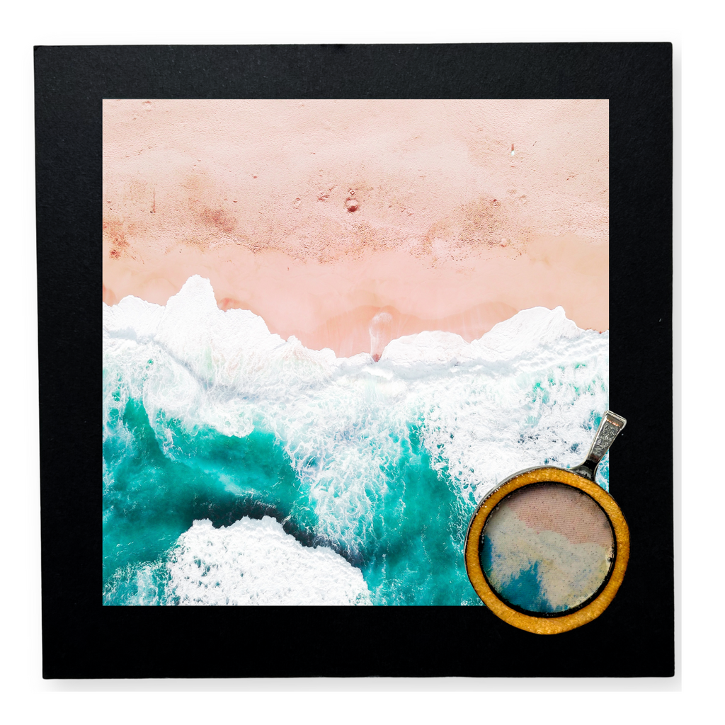 Handgemachter Holzanhänger mit Meer und Wellen-Motiv in Resin gegossen. Unperfekt und alles selbst gemacht, mit handgefertigter Karte mit Spruch "Stay wild, ocean child". Der Anhänger ist auf der Karte aufgeklebt und kann leicht abgelöst werden. Dazu gibt es zwei Bänder zum selber knoten, je 50cm lang. 