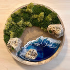  Moosbild "Goldener Strand" in einem runden Rahmen aus Bambus . Hier sieht man ein Meer mit Wellen aus Resin, einen Strand mit hellem Sand, Natursteine und grünes, konserviertes Moos. Naturkunst von Moos und Meer in Oberhausen.