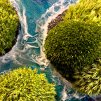 Detailaufnahme des Moosbildes "Waterworld". Hier sieht man ein Meer mit Wellen aus Resin gegossen, Inseln mit schwarzem Sand und grünem, konserviertem Moos. Naturkunst von Moos und Meer in Oberhausen.